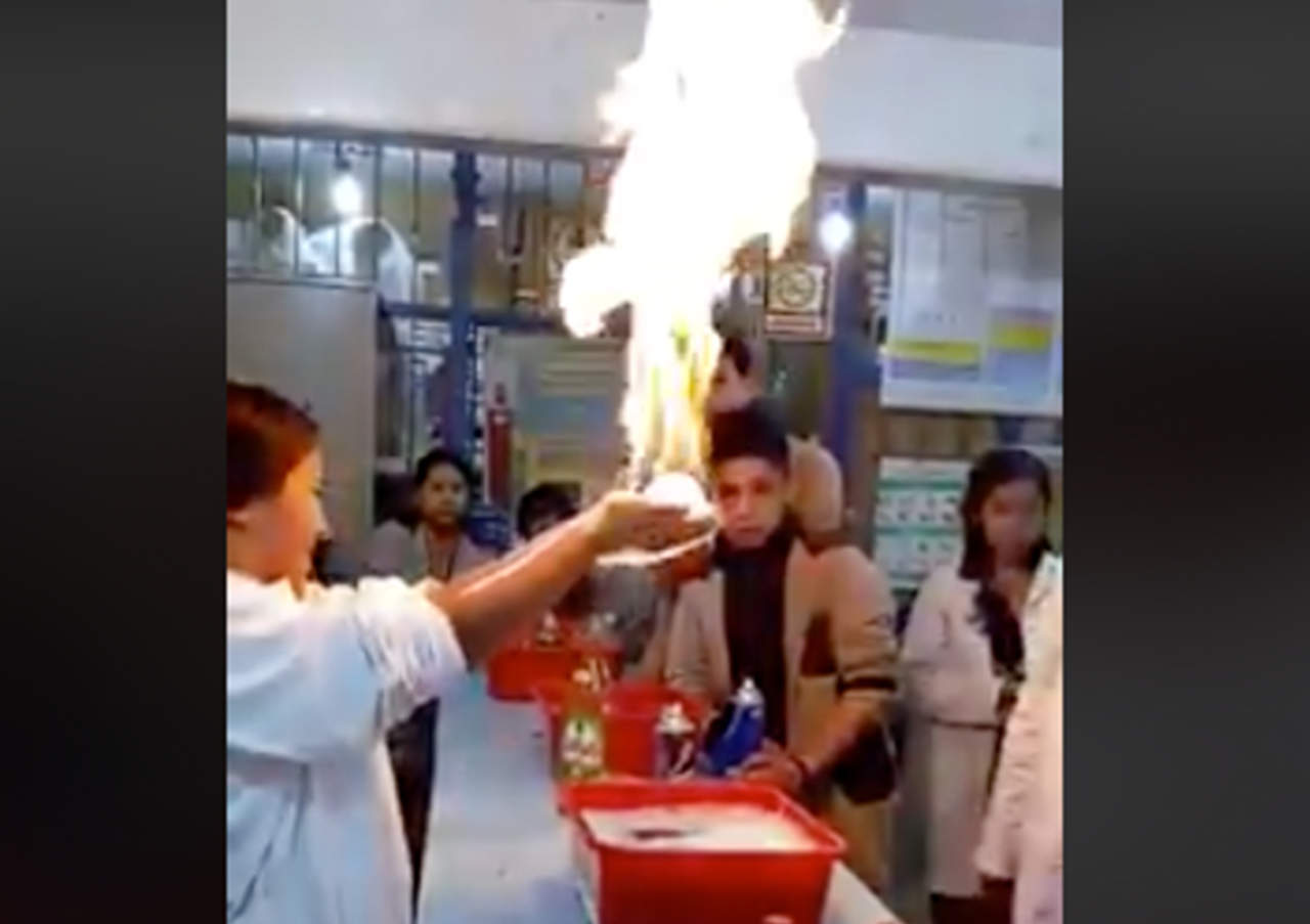 VIRAL:  'Fuego frío' el experimento de ciencia escolar