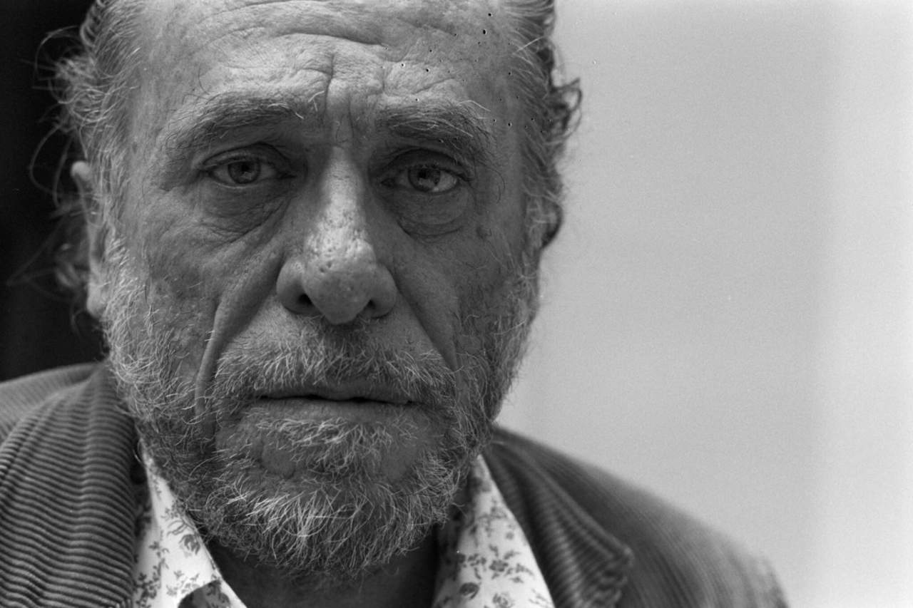 1994: Da su último respiro Charles Bukowski, escritor y poeta reconocido internacionalmente