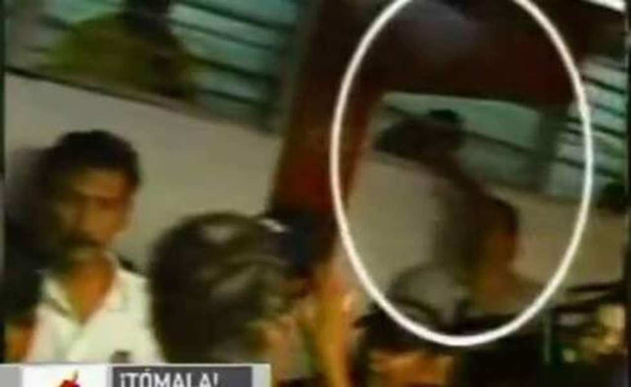 Cuauhtémoc golpeó al periodista desde la parte trasera de una pared contigua a los vestidores de los Tiburones. (Especial)