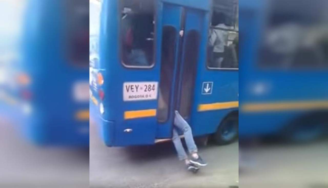Ladrón se queda atrapado en la puerta del autobús