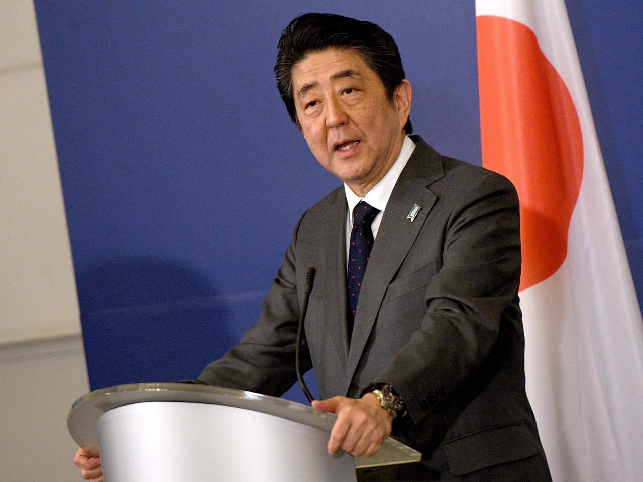 'Valoro el cambio de Corea del Norte a la hora de ofrecer una reunión para hablar sobre la desnuclearización. Esto es resultado de la elevada presión que hemos aplicado Japón, Estados Unidos, Corea del Sur y el resto de la comunidad internacional', dijo Abe. (ARCHIVO)