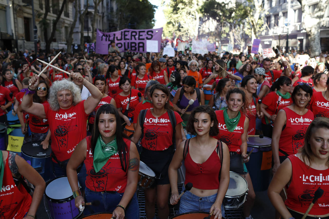 Unidas.  Miles de activistas se manifiestan en las inmediaciones del Congreso argentino con motivo del Día Internacional de la Mujer. (EFE)