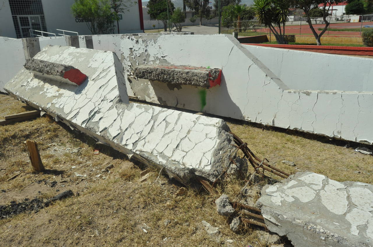 Deterioro. Así es como lucen las columnas de lo que hasta el año pasado, fue el monumento al Torreón. (GUADALUPE MIRANDA)