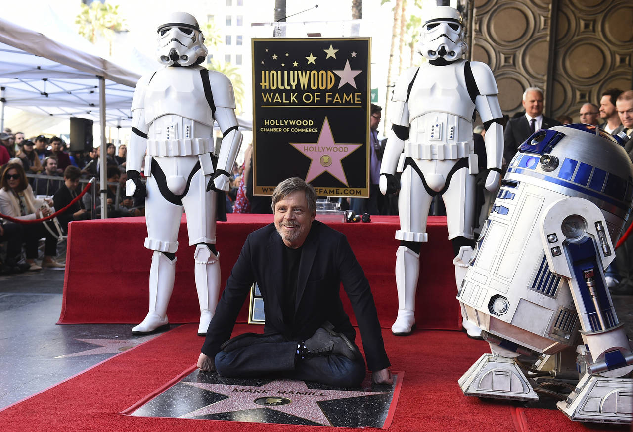 Reconocimiento. El actor quien interpreta a ‘Luke Skywalker’,
estuvo acompañado por Harrison Ford y George Lucas.(AP)
