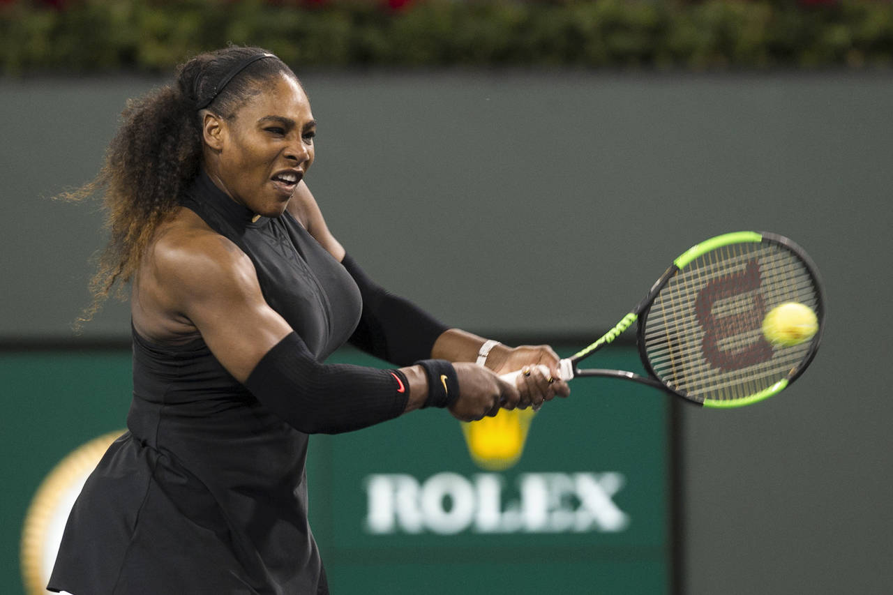 La estadounidense Serena Williams devuelve la pelota a la kazaja Zarina Diyas, durante el Abierto BNP Paribas. Serena vuelve a la gira y gana en Indian Wells