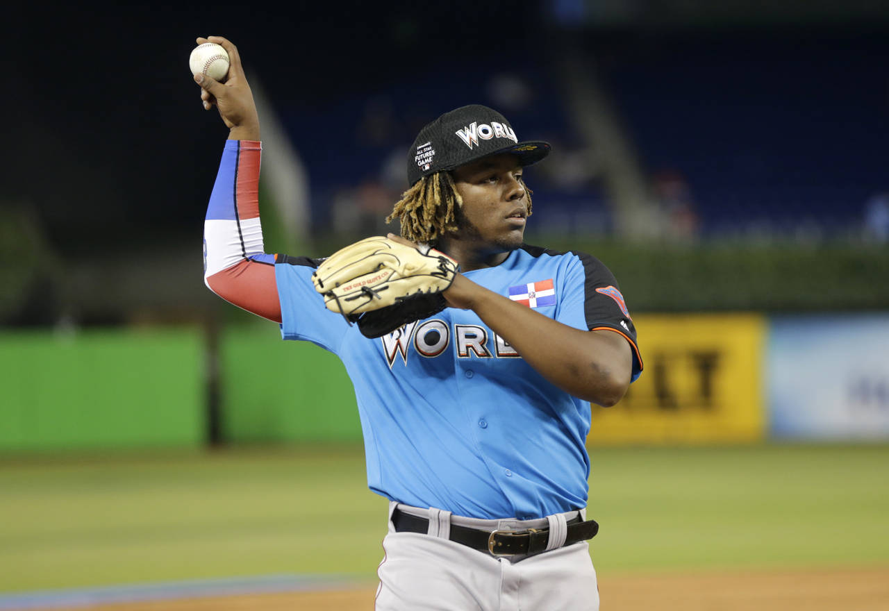 Vladimir Guerrero, de los Azulejos de Toronto, en julio de 2017, calienta previo al Juego de Futuras Estrellas en Miami. (AP)