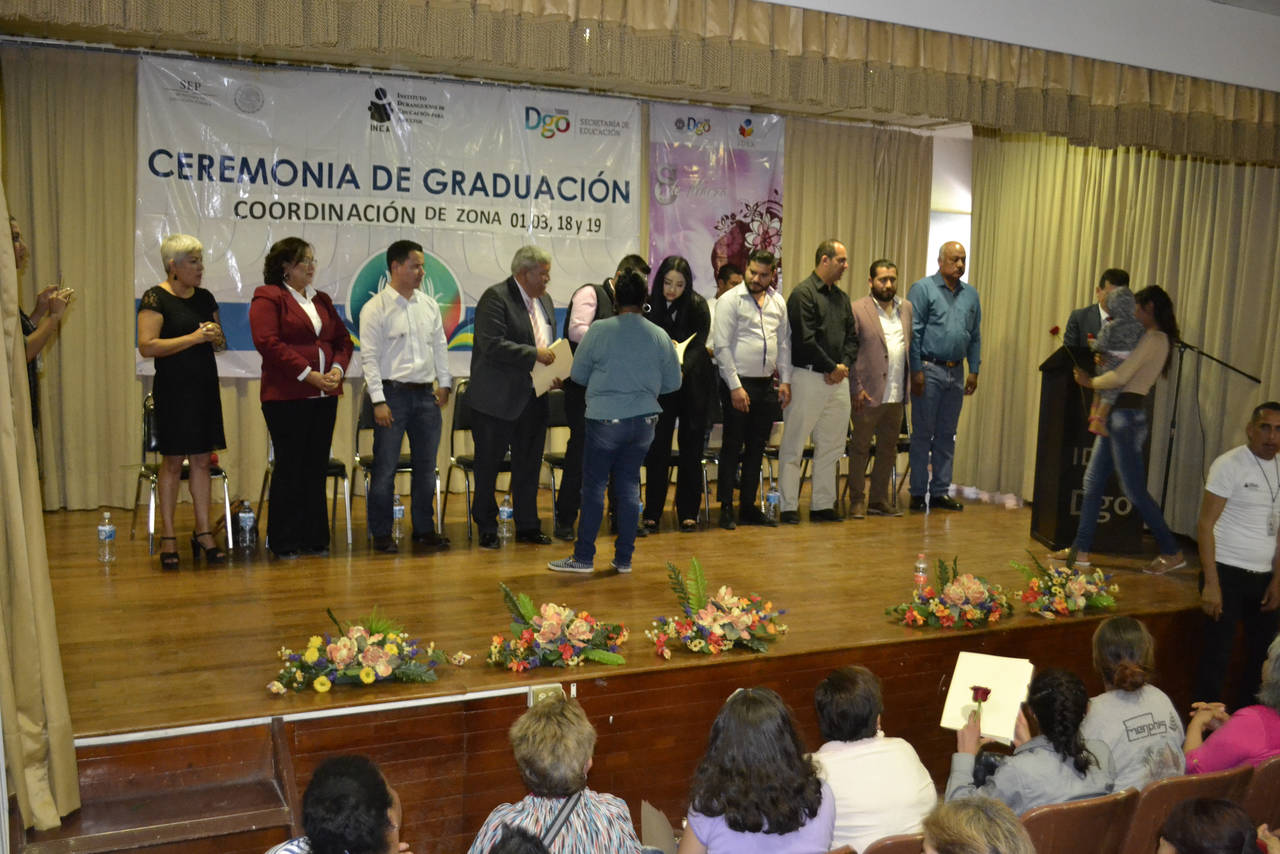 Certificados. Mujeres de La Laguna de Durango concluyen estudios de primaria y secundaria con el IDEA. (EL SIGLO DE TORREÓN)