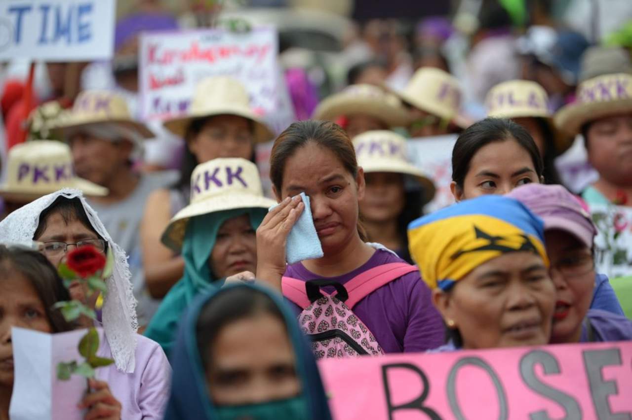 Lágrimas. Una mujer seca su llanto durante una manifestación en Filipinas por el día de la Mujer. (AP)