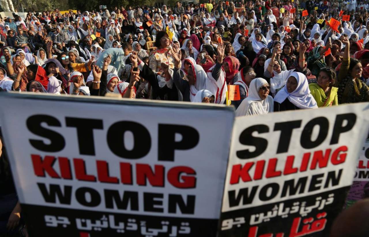 No más. En Pakistán, mujeres marchan con pancartas en las que se lee ‘Paren de matar mujeres’. (EFE)