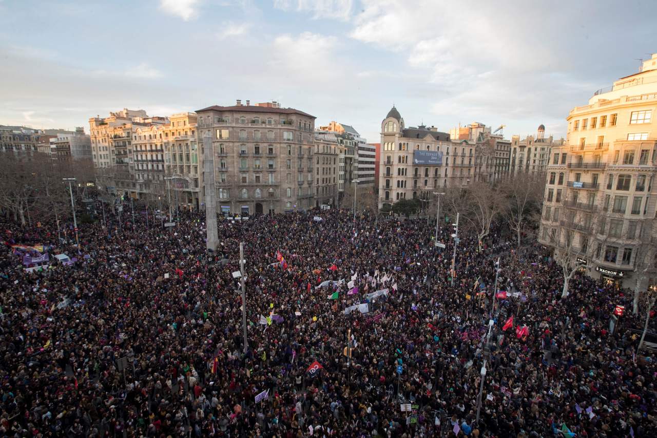 Cambio. Aspecto de la manifestación que bajo el lema de “Paramos para cambiarlo todo”, se realizó en Barcelona, España. (EFE)