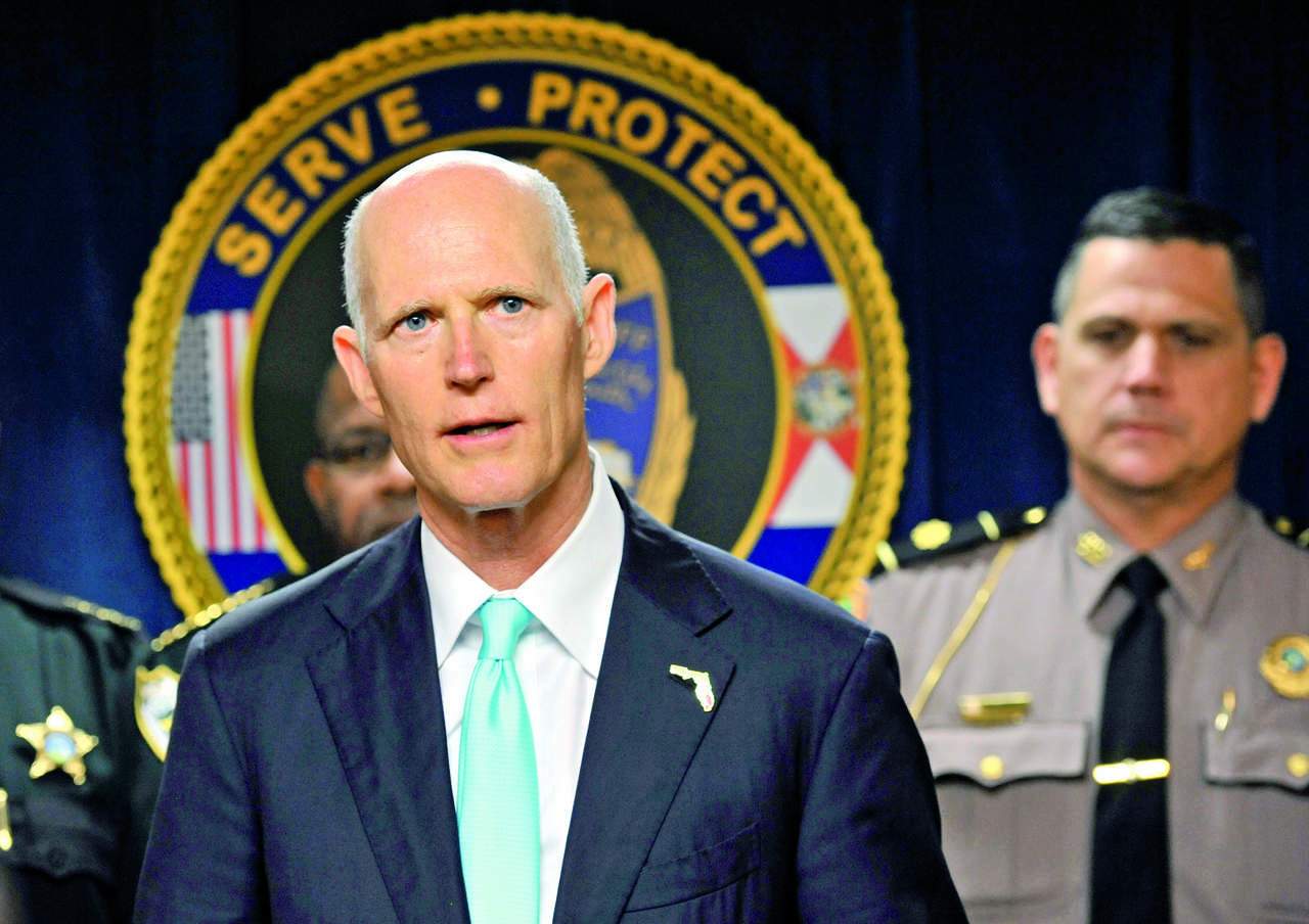 Línea por línea. El gobernador de Florida, Rick Scott, está revisando la Ley de armas aprobada por el Congreso. (EFE)