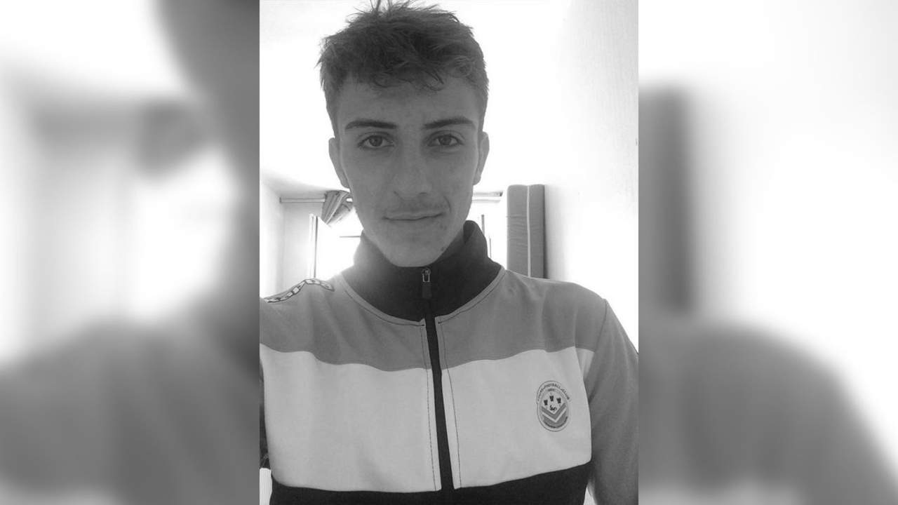 El jugador de 18 años, surgido de la academia del cuadro francés, fue encontrado muerto en su habitación por causas que aún se desconocen. (TWITTER)