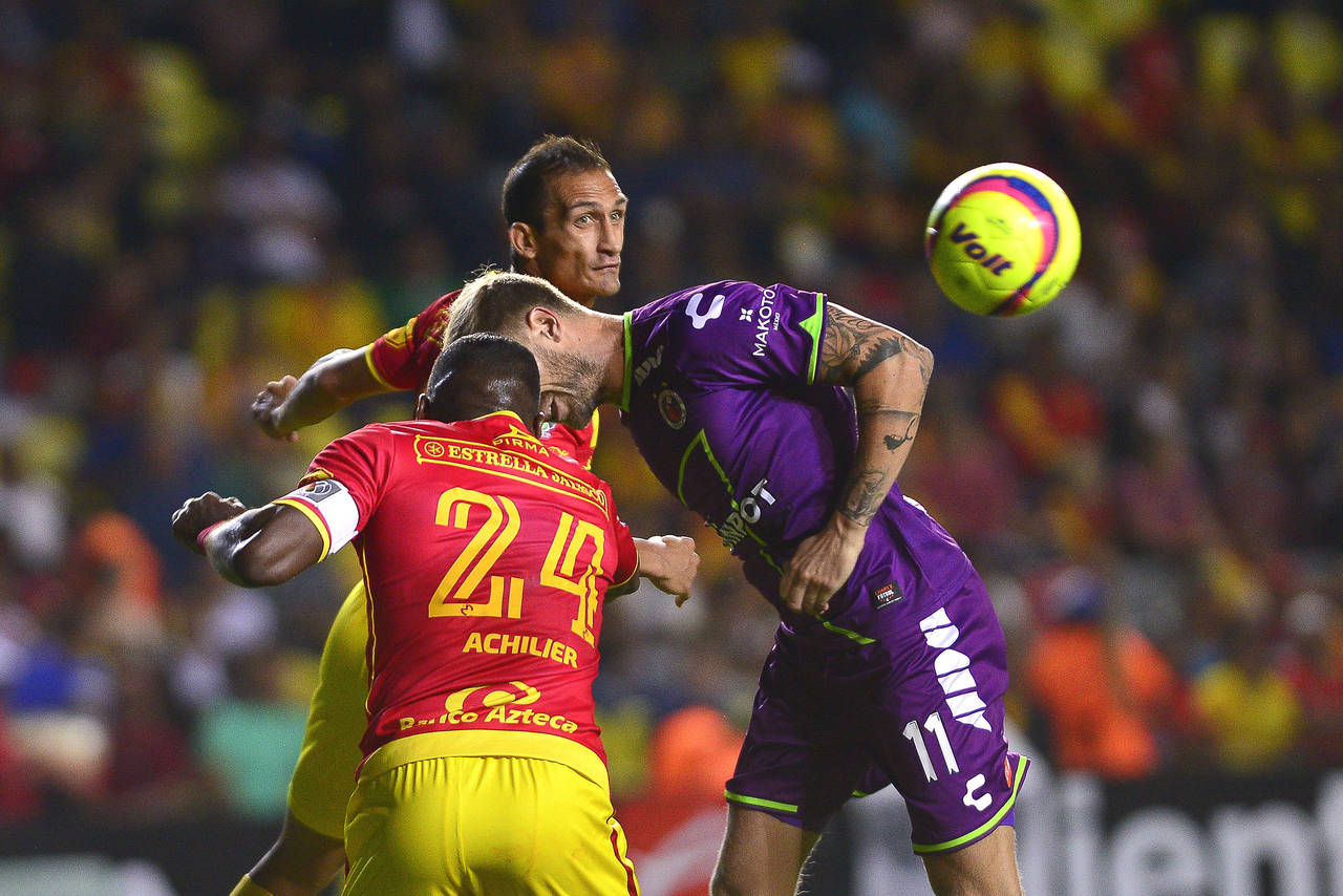 El Morelia le dio un empujón más al Tiburón rumbo al descenso. Los purépechas derrotaron 2-0 al Veracruz y arribaron al segundo lugar con 19 puntos. (Jam Media)