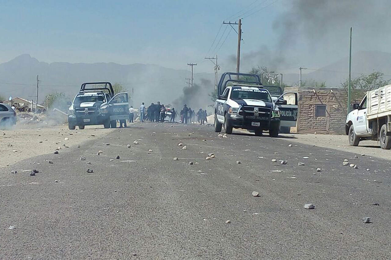 ‘Campo de batalla’. Cientos de piedras quedaron regadas sobre la carretera. (EL SIGLO DE TORREÓN)