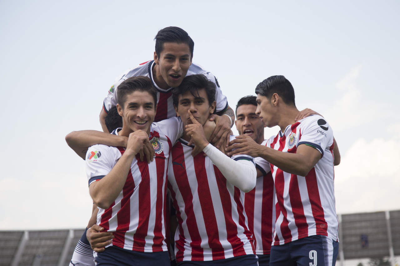 El juvenil canterano de las Chivas, José Juan Macías, celebra el gol con sus compañeros.