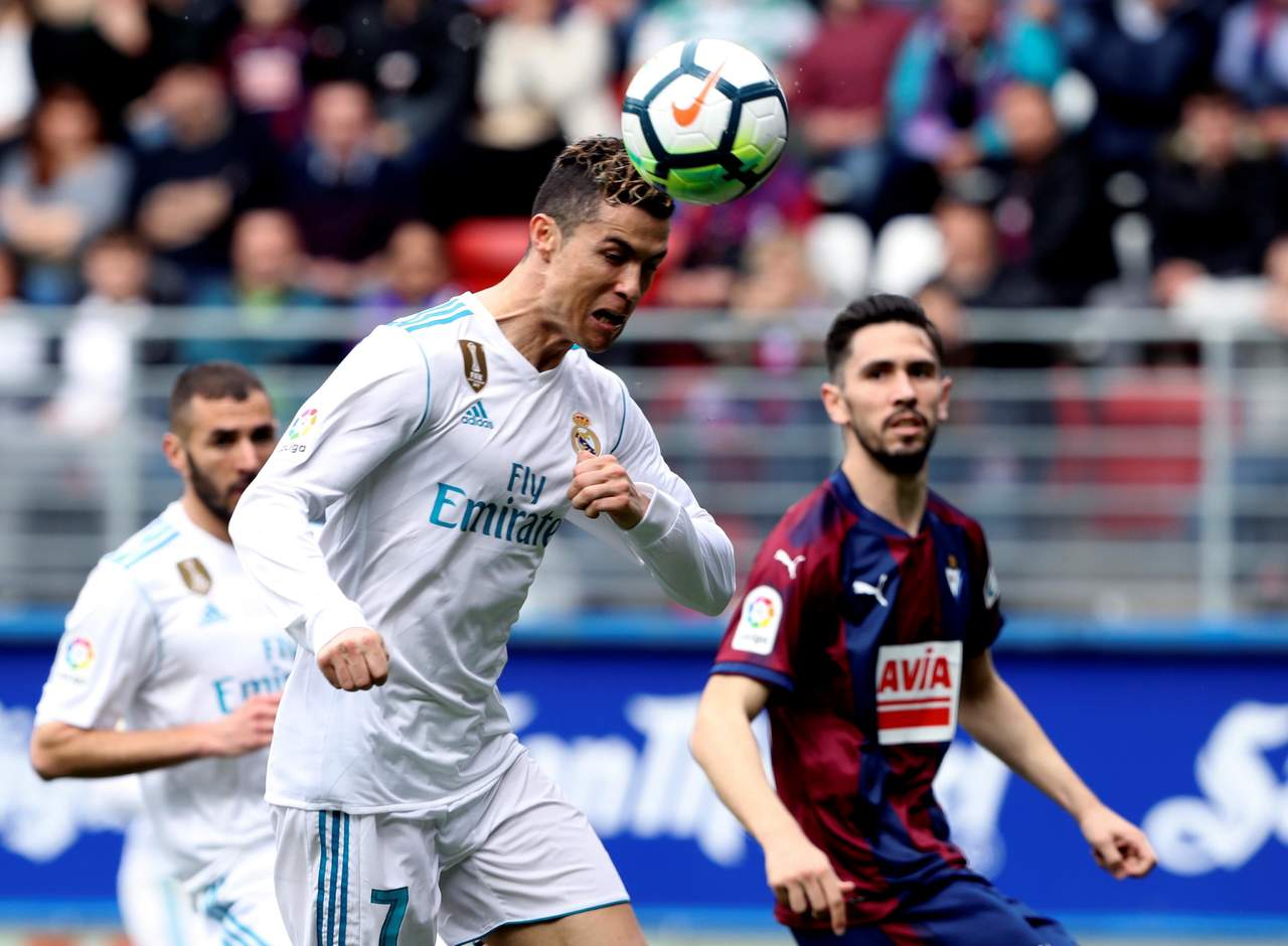 El delantero portugués del Real Madrid, Cristiano Ronaldo, remata el balón para marcar su segundo gol contra el Eibar. (EFE)