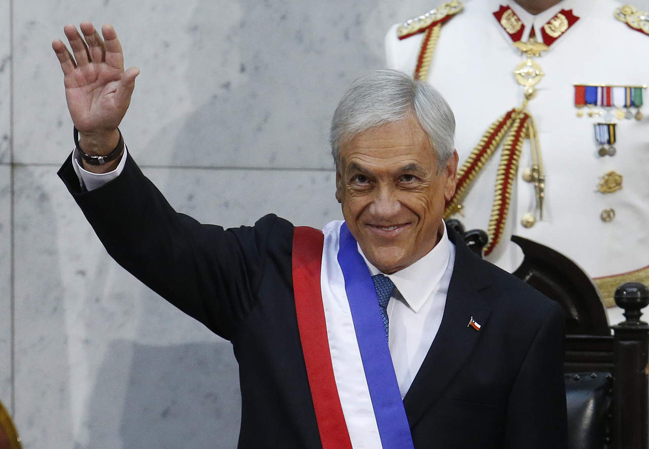 El jefe de Estado, quien ya ejerció la presidencia de Chile entre 2010 y 2014, tomó juramento a su gabinete de ministros y en los próximos minutos pronunciará su primer discurso como gobernante. (EFE) 