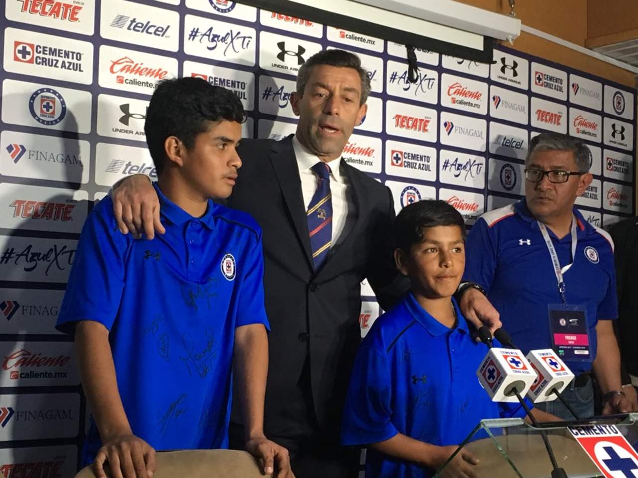 Pedro Caixinha salió con ellos a la conferencia de prensa, y explicó su travesía. (Especial)