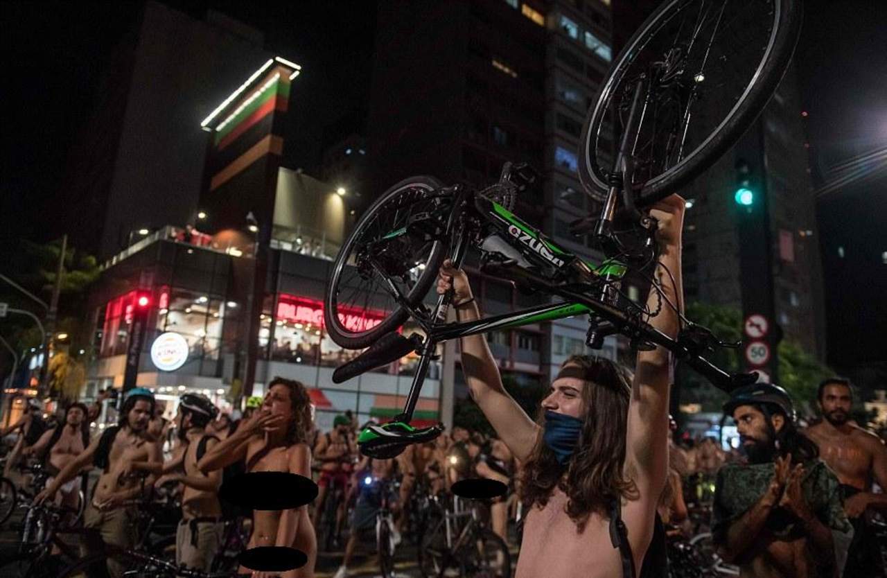 Manifestantes desnudos sobre bicicletas en Brasil