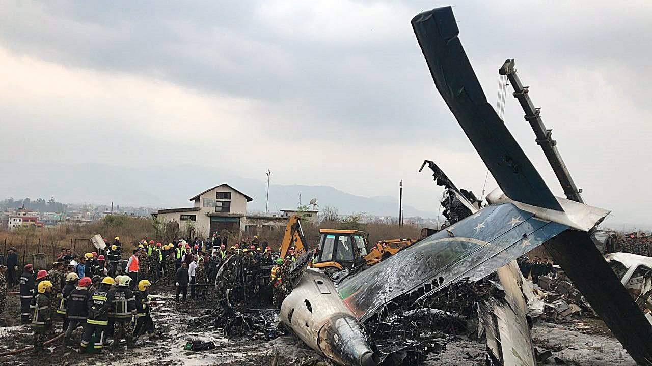 Al menos 49 personas han muerto y 22 resultaron heridas al estrellarse hoy un avión de la línea bangladeshí US-Bangla durante la maniobra de aterrizaje en el aeropuerto de Katmandú, según la última actualización de víctimas por el accidente. (EFE)