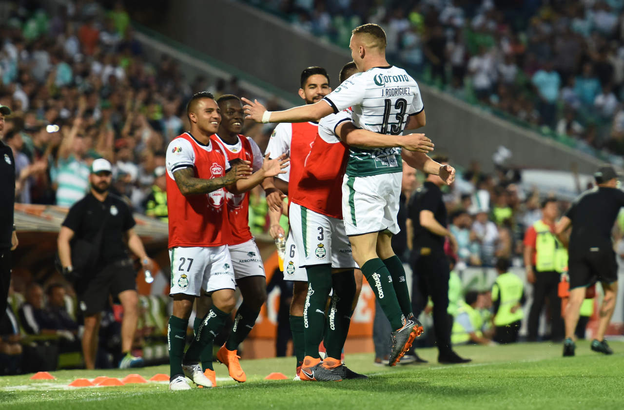 Jonathan Rodríguez celebra con los suplentes el tercer gol de los Guerreros. (Jesús Galindo)