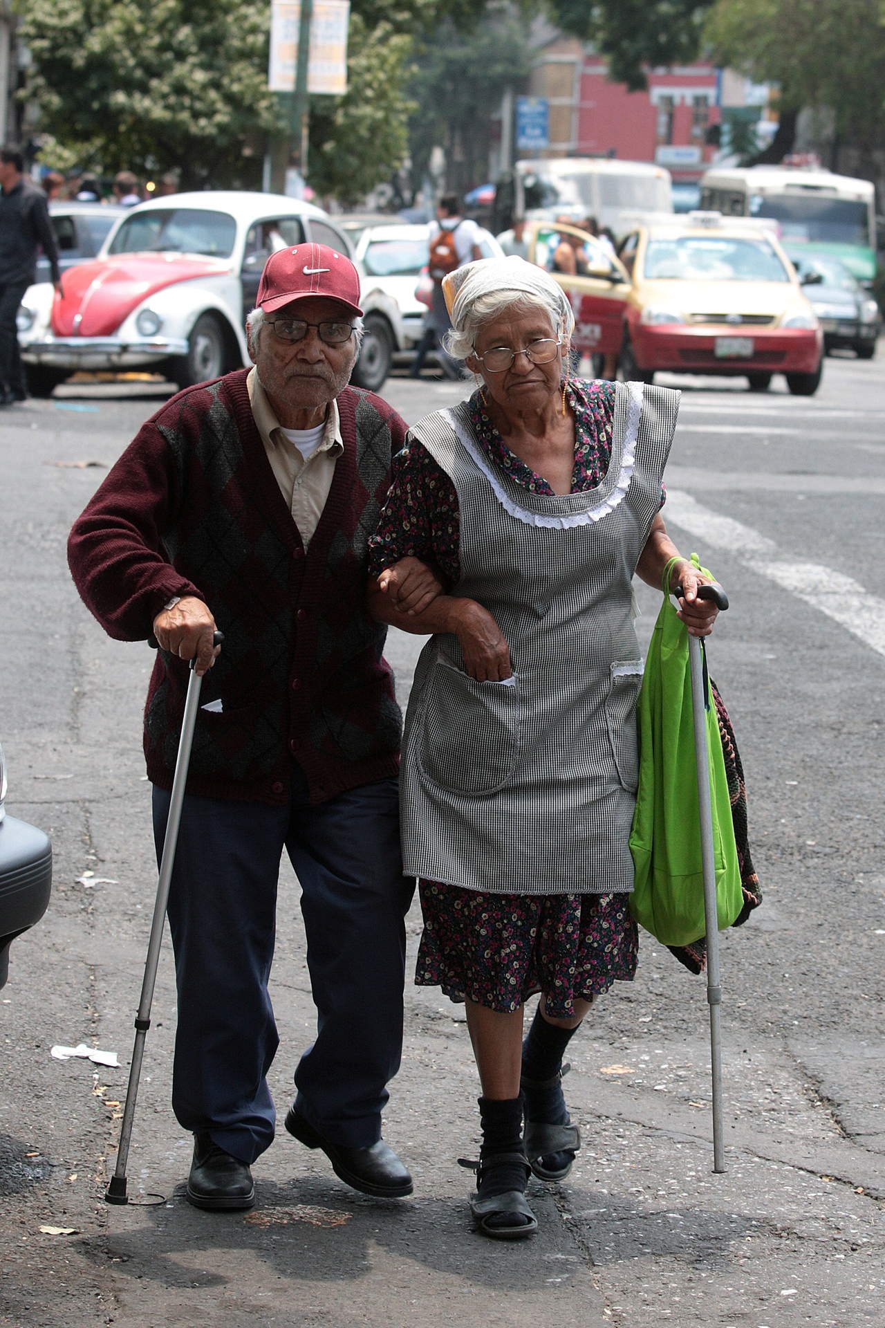 En México, sólo uno de cada cuatro adultos mayores (de 65 años o más) cuenta con una pensión contributiva del Sistema de Ahorro para el Retiro (SAR), debido a la alta informalidad en el mercado laboral. (ARCHIVO)