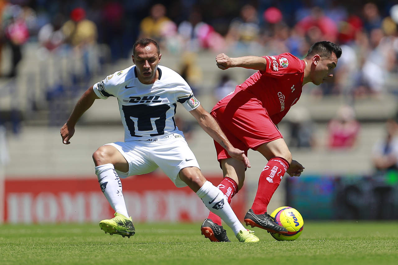 Marcelo Díaz (frente) disputa un balón con Antonio Ríos (lado) en el partido de jugado ayer correspondiente a la jornada 11 del Clausura 2018. (Jam Media)