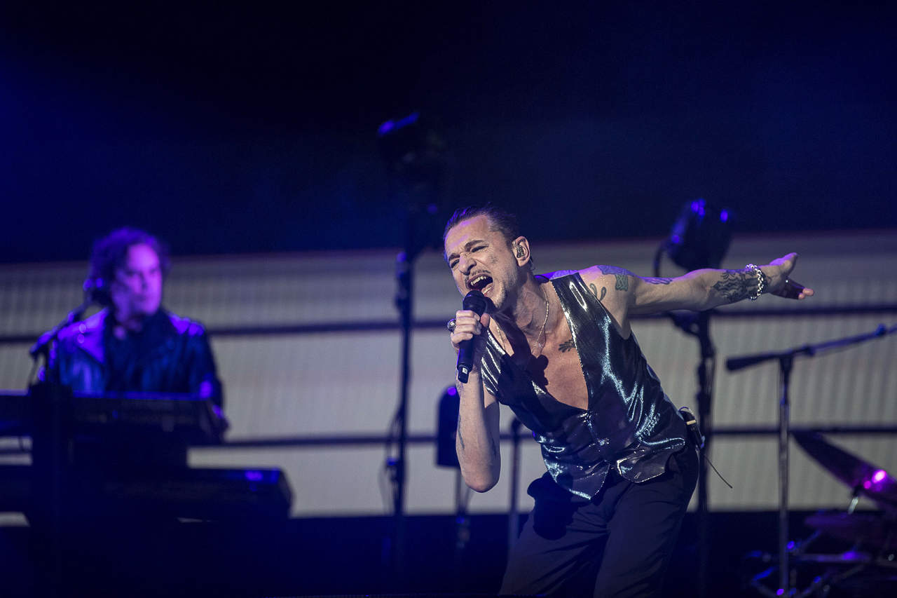 Depeche Mode ayer domingo en el Foro Sol, después de nueve años sin dar conciertos en el país. (OCESA)