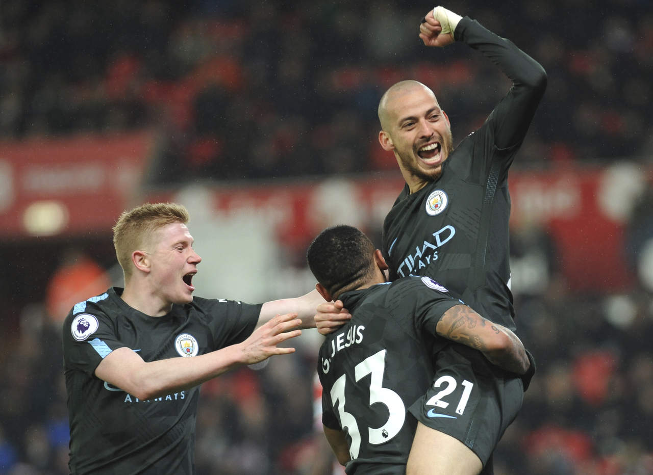 David Silva (d) metió los dos goles del Manchester City en la victoria 2-0 sobre Stoke. (AP)