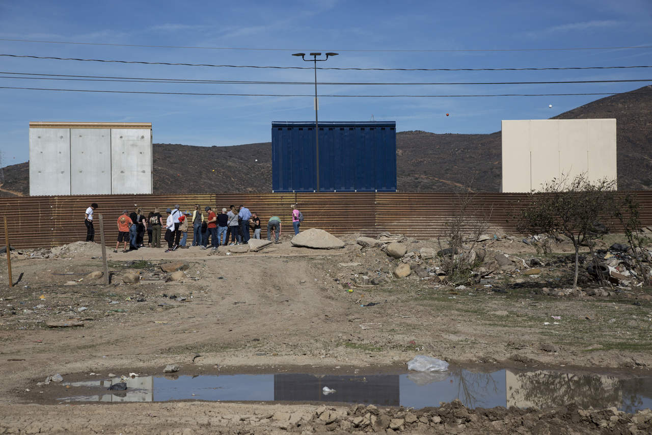 Un 60 por ciento de los adultos estadounidenses se oponen a la construcción de una nueva barrera física en la frontera de Estados Unidos y México, frente a un 38 por ciento que favorecen el proyecto, con un costo estimado de 18 mil millones de dólares. (NOTIMEX)