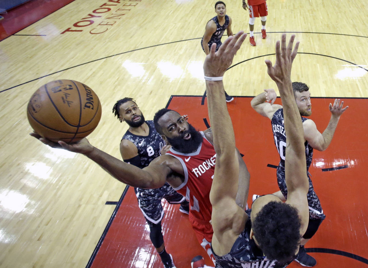 James Harden metió 28 puntos (16 en el tercer cuarto) en la paliza de los Rockets 109-93 sobre los Spurs de San Antonio.