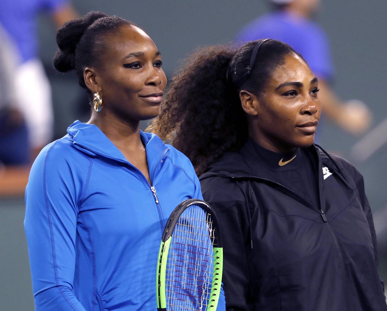 Venus Williams (i) derrotó en poco menos de una hora y media 6-3, 6-4 a su hermana Serena en la tercera ronda de Indian Wells. (EFE)