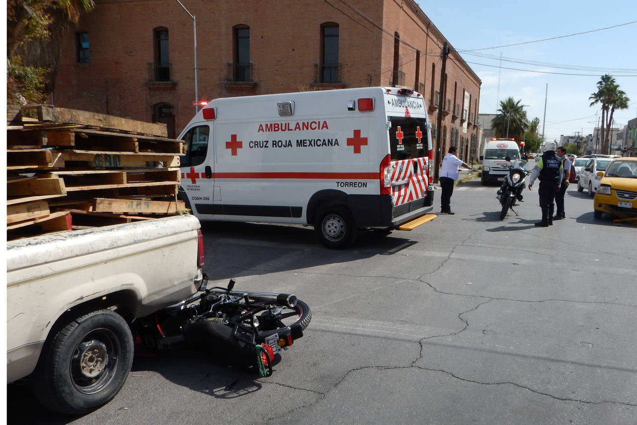 Atención. Paramédicos de la Cruz Roja acudieron al lugar para atender al motociclista lesionado.