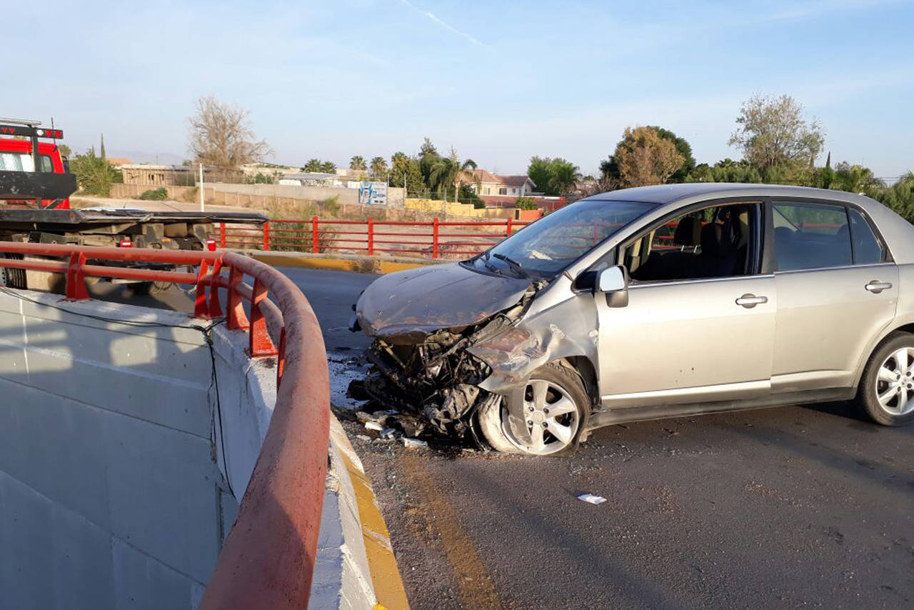 Accidente. El vehículo Nissan Tiida  se impactó de frente contra el muro de contención del llamado 'Nudo Mixteco'.