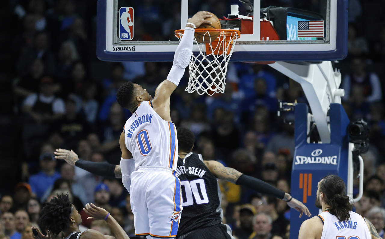 Russell Westbrook anotó 17 puntos, bajó 10 rebotes y dio 11 asistencias en la victoria del Thunder sobre los Kings. (AP)