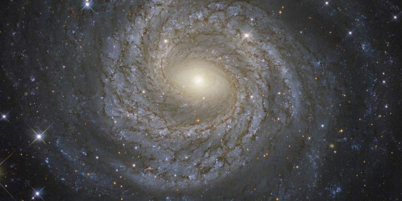 Solo una de cada mil galaxias masivas es una reliquia del Universo primitivo y conserva intactas las propiedades que tenía cuando se formó hace miles de millones años. (ARCHIVO)