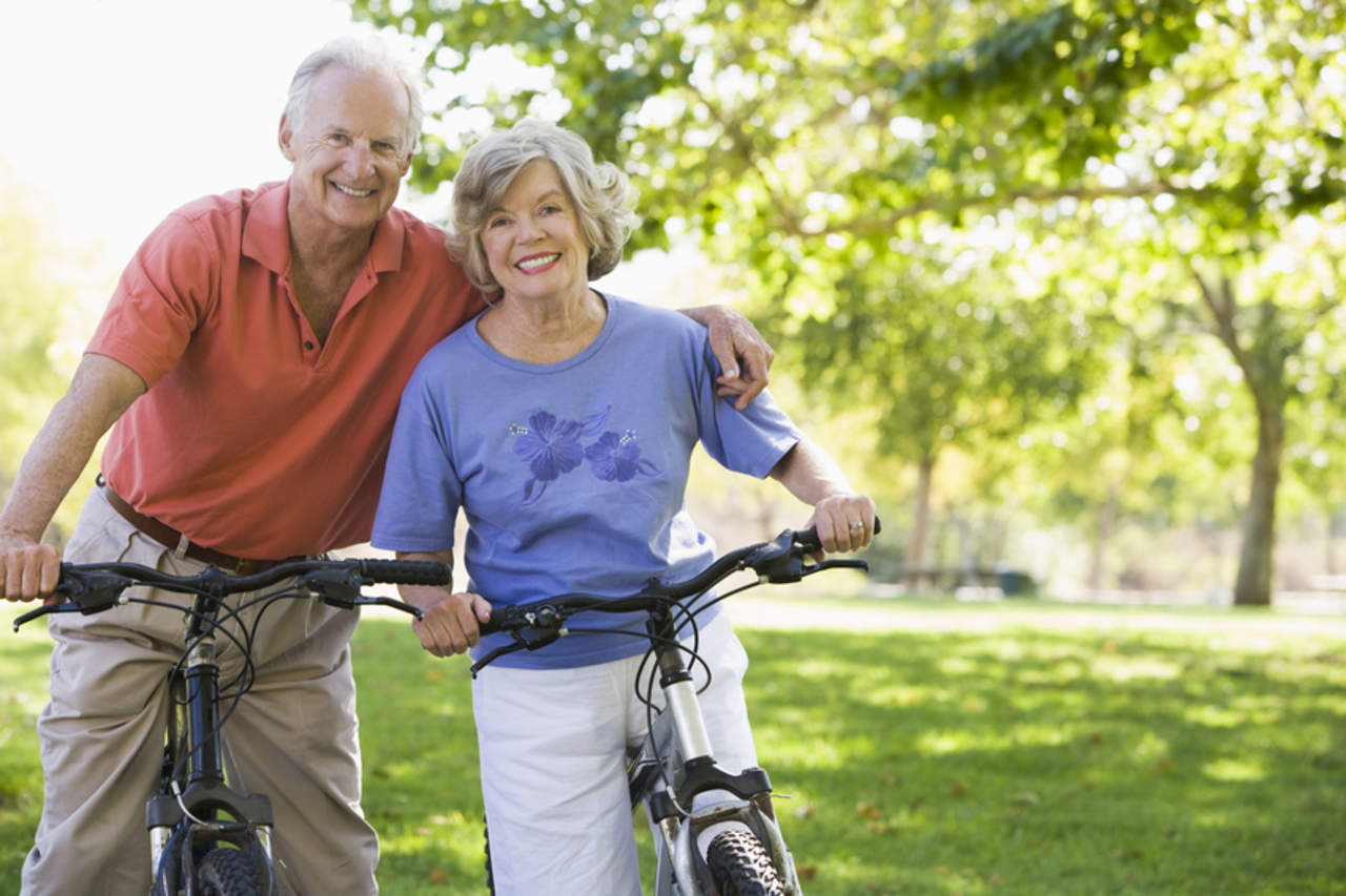El uso de la bicicleta reduce los niveles de colesterol malo, lo que ayuda a proteger el corazón y a disminuir la posibilidad de sufrir un infarto. (ARCHIVO)