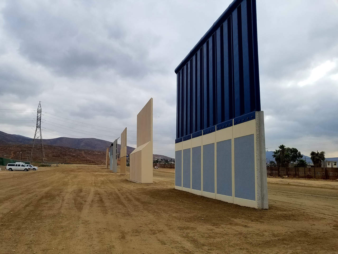 Trump visita prototipos del muro