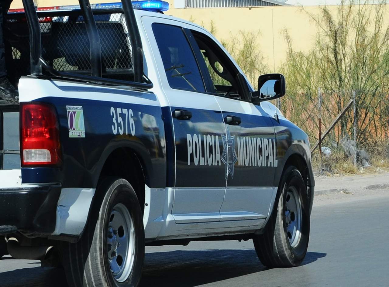 Elementos de la Policía Municipal y de Fuerza Coahuila montaron un operativo de búsqueda en las calles aledañas pero no lograron localizar al delincuente. (ARCHIVO)