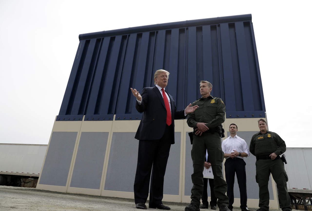 Trump inspeccionó los prototipos del muro. (EFE( 