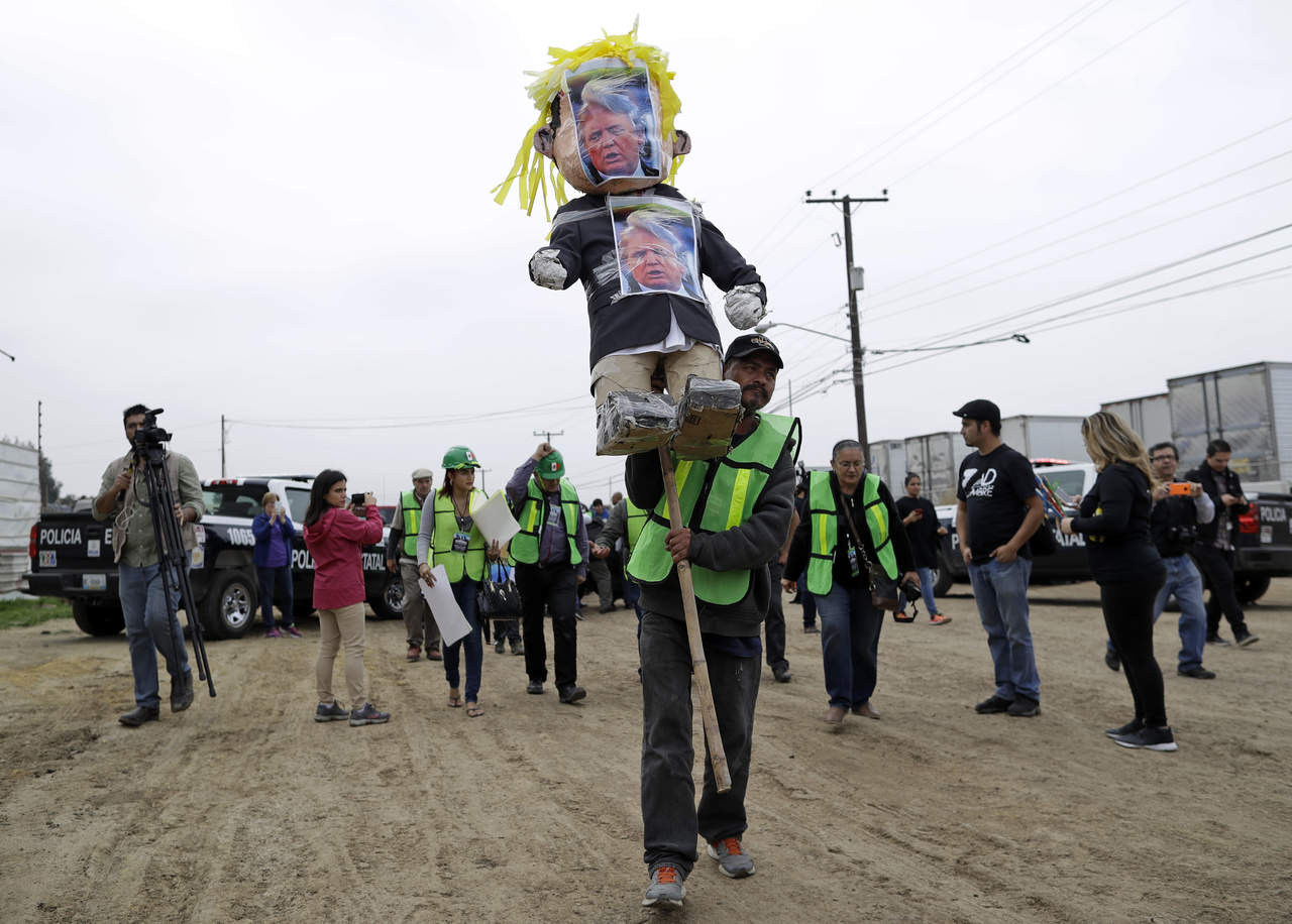 En Tijuana se realizaron protestas en contra del muro. (AP)