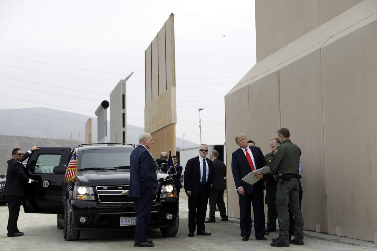 Entre protestas, Trump supervisa prototipos de muro