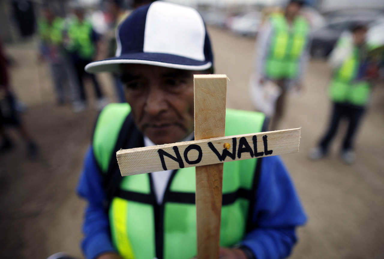 En México se manifestaron contra el muro. (AP) 