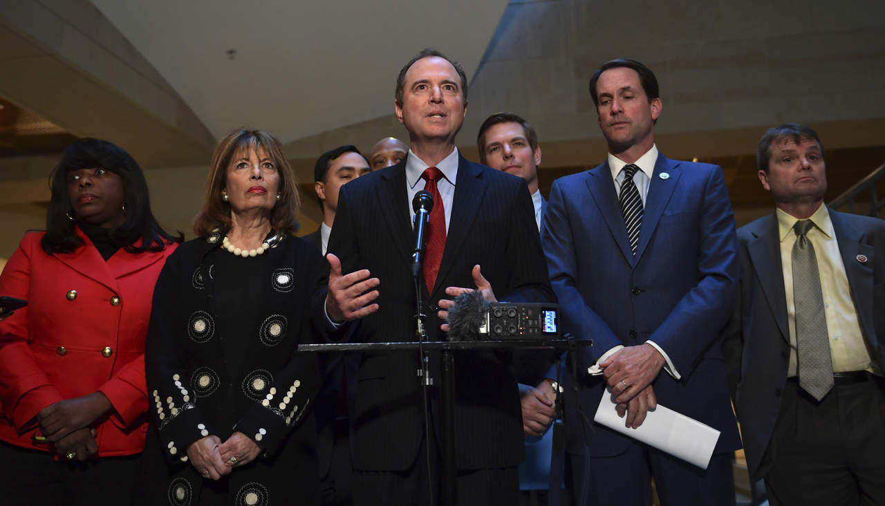 El anuncio lo hizo por sorpresa el legislador Adam Schiff, el demócrata de mayor rango del Comité de Inteligencia de la Cámara Baja, que durante meses ha investigado la trama rusa. (AP)
