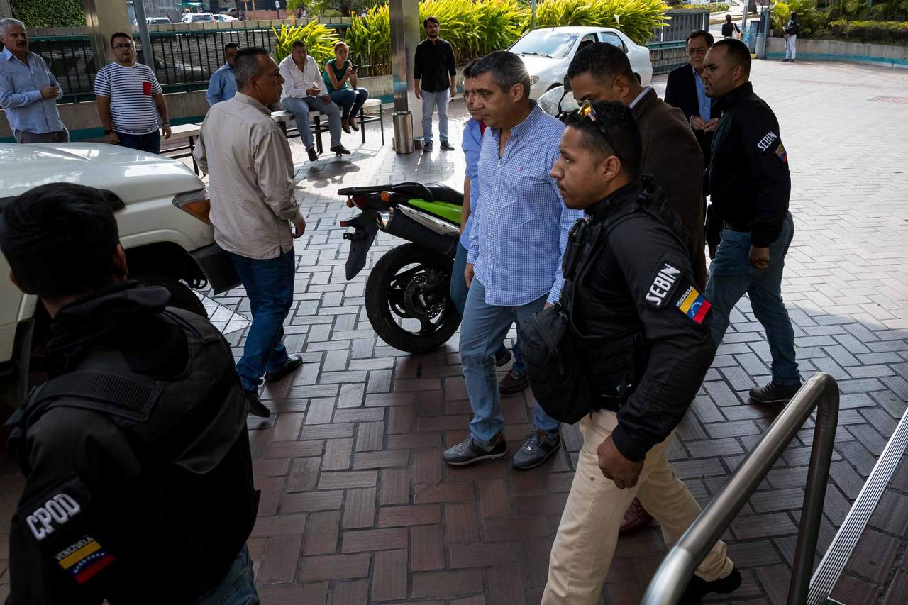 Rodríguez fue arrestado por agentes de policía en un hotel de Caracas cuando participaba en un acto del movimiento que lidera Desafío de Todos, disidente del chavismo, por cargos de acciones contra la paz y la tranquilidad del país y en conjuras que pretendían atentar contra la unidad de la Fuerza Armada. (EFE)