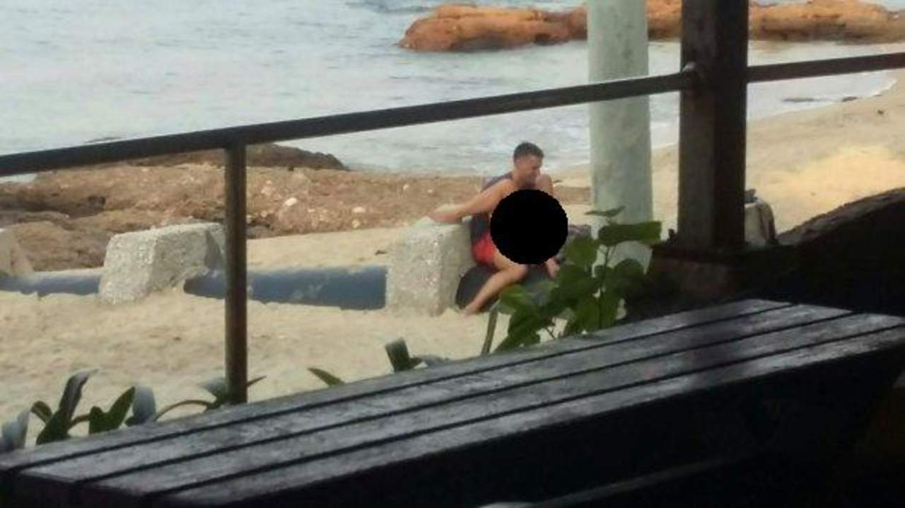 Arrestan a turistas por actos indebidos en playa pública
