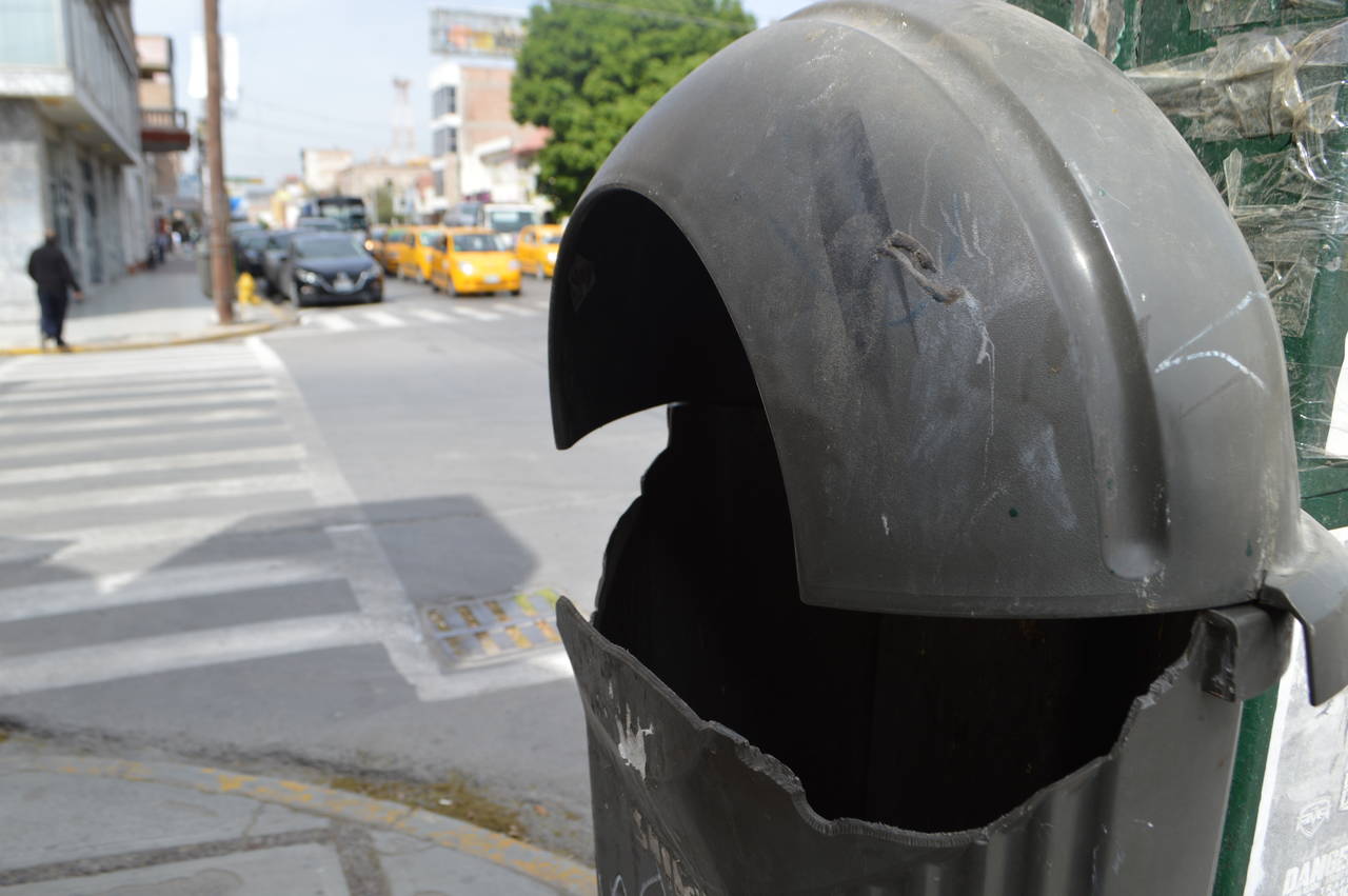 Desaparecen. En diversos puntos del primer cuadro de Torreón se observan solamente los soportes de los contenedores de basura de plástico instalados hace tres administraciones. Imagen del cruce de la avenida Juárez y calle Leona Vicario. (ROBERTO ITURRIAGA)