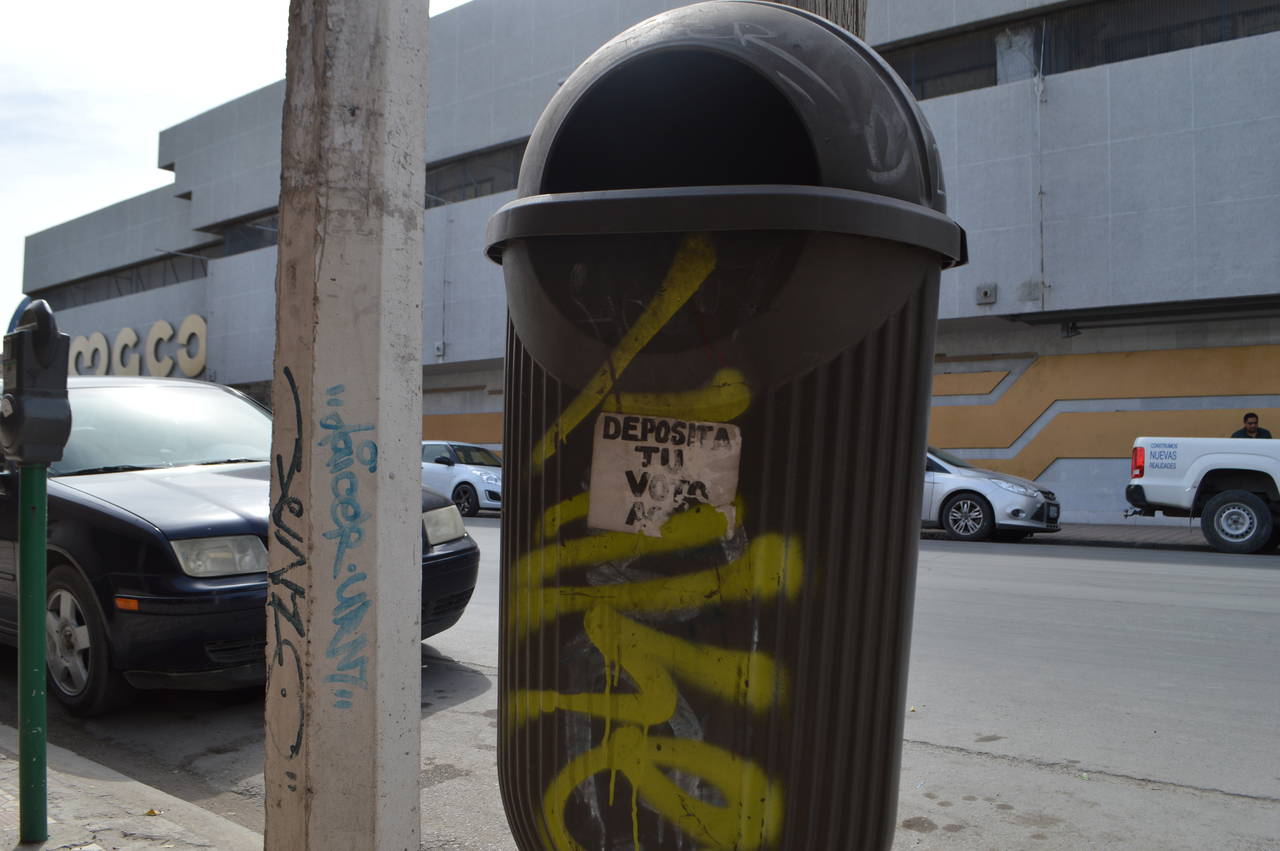 Objeto de vandalismo. Sobre la avenida Hidalgo se pueden hallar contenedores con rastros de grafiti o mensajes políticos, sin embargo, no son utilizados para el desecho adecuado de basura. (ROBERTO ITURRIAGA)