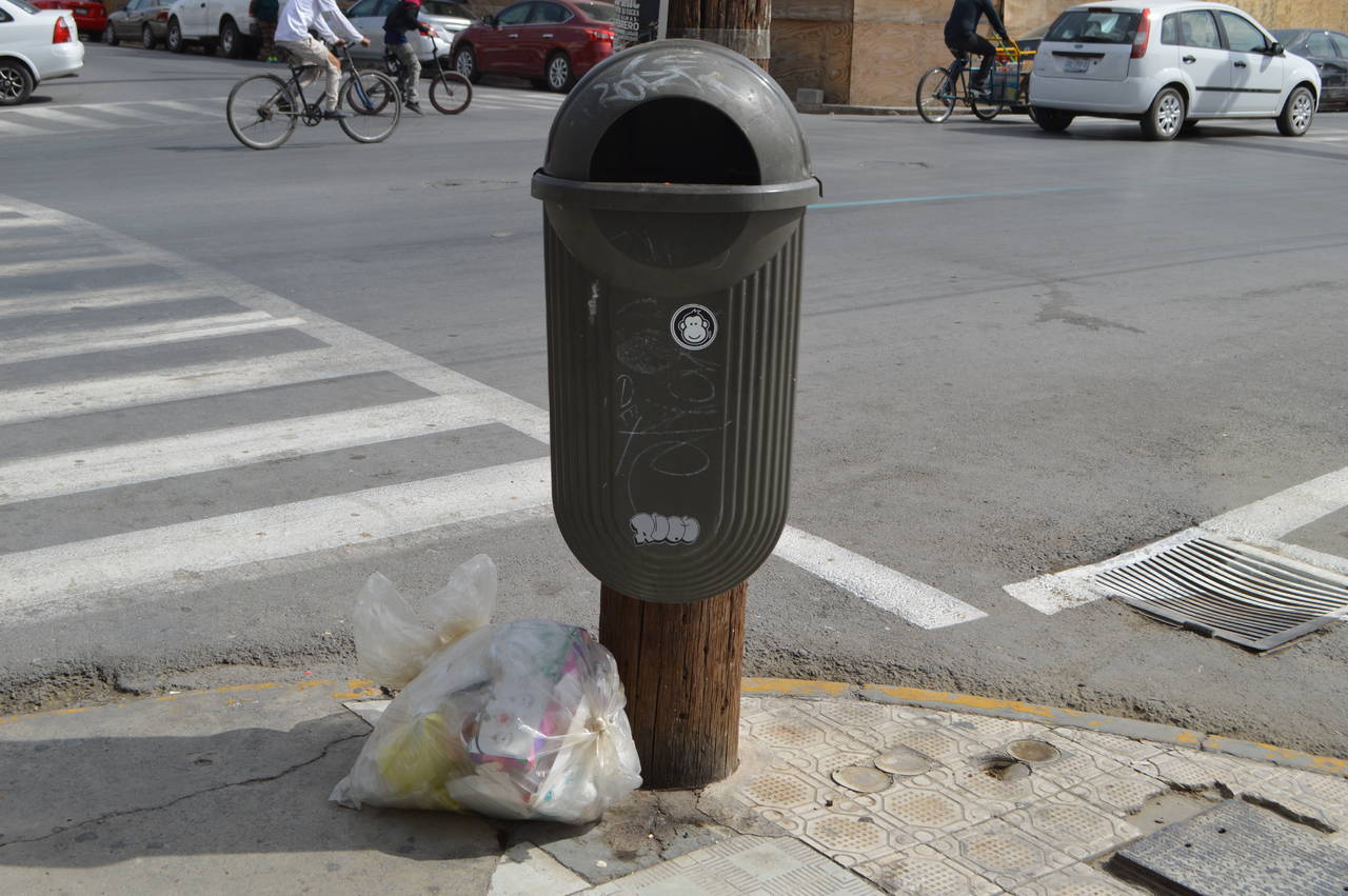 Sin utilizar. Contenedores aún completos simplemente no son usados por los ciudadanos, como en calle Ramón Corona. (ROBERTO ITURRIAGA)