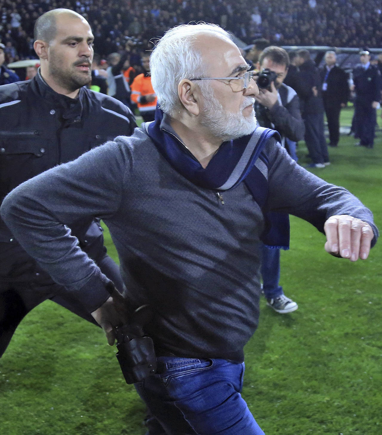 El dueño del club PAOK, el empresario Ivan Savvidis, toma su pistola enfudada al ingresar a la cancha. Fiscalía investigará al dueño armado